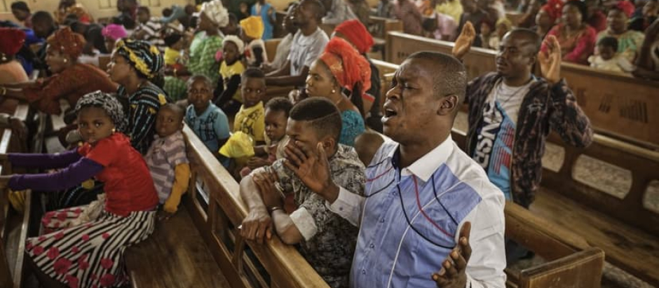 Fieles católicos rezan en la iglesia de San Carlos, en Kano, al norte de Nigeria, que sufrió un atentado terrorista en 2014