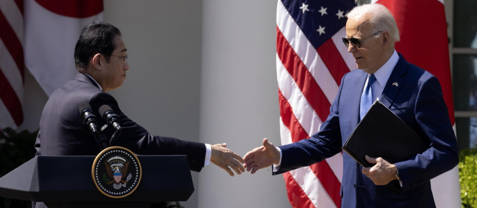 Joe Biden y Fumio Kishida se estrechan las manos tras la rueda de prensa conjunta en la Casa Blanca