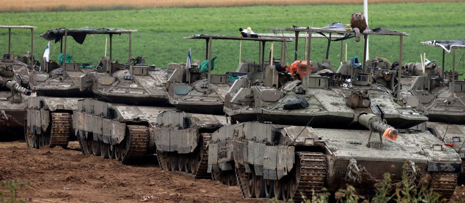 Carros de combate israelíes en la frontera con Gaza