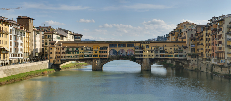 Vista panorámica del Ponte Vecchio, desde el oeste