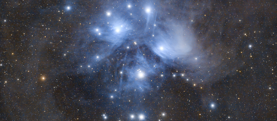 Imagen compuesta por la integración de 3 horas y 20 minutos de exposiciones fotográficas desde la localidad cántabra de La Hayuela, que muestra el cúmulo estalar abierto de las Peyades o Las siete hermanas junto a la nebulosa de reflexión por la que están pasando actualmente. El cúmulo tiene un diámetro de 12 años luz y está compuesto por entre 500 y 1.000 estrellas jóvenes azules formadas en los últimos 120 millones de años, está situado en la constelación de Tauro a unos 444 años luz de distancia.- EFE/ Pedro Puente Hoyos