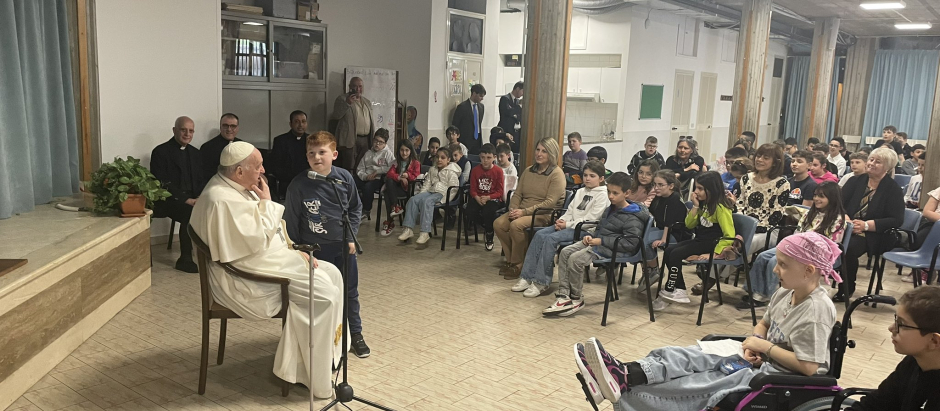 El Papa Francisco fue recibido por sorpresa por los niños de la clase de catecismo, a quien resolvió sus dudas