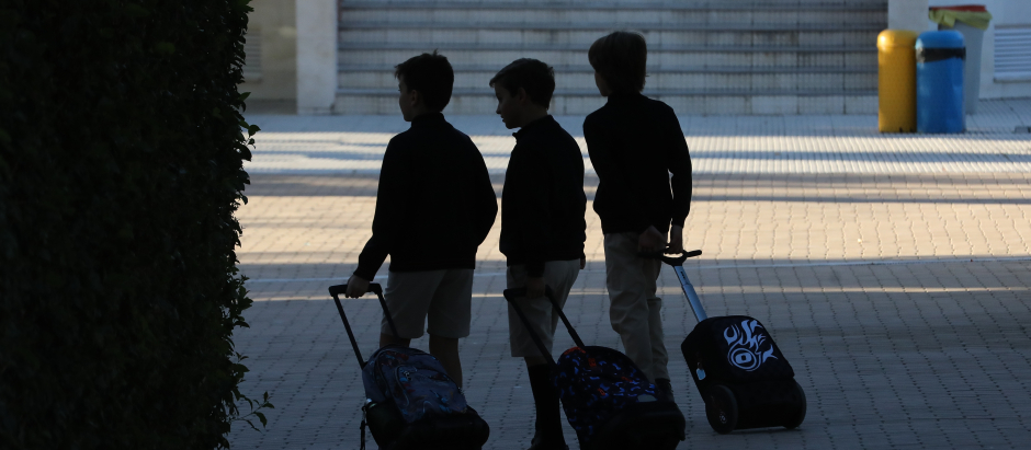 Varias niños a la entrada de un colegio en Madrid