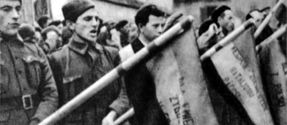 Los Dabrowski (voluntarios polacos) juran lealtad a la causa de la República antes de su retirada de España