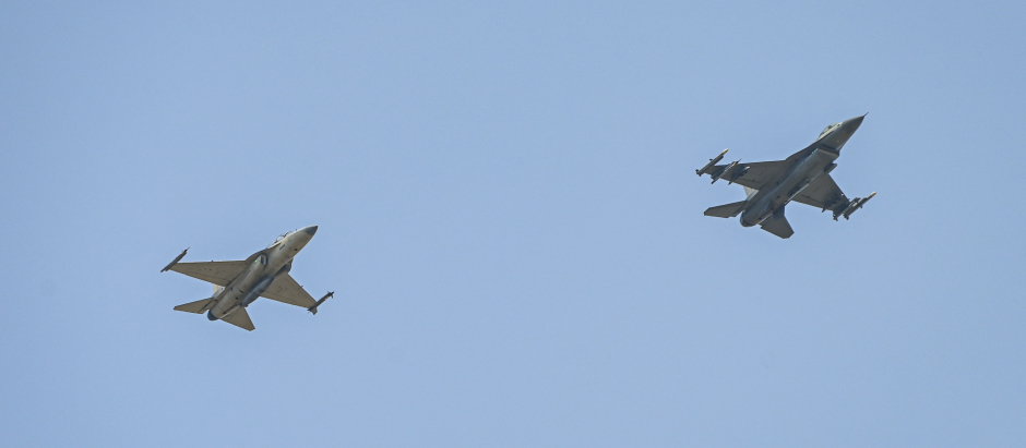 Aviones de combate F-16 en vuelo