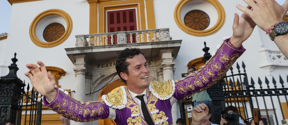 Daniel Luque sale a hombros por la Puerta del Príncipe de la Real Maestranza de Sevilla