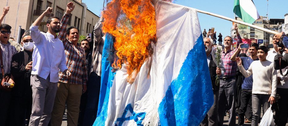 Manifestantes claman venganza contra Israel en Irán