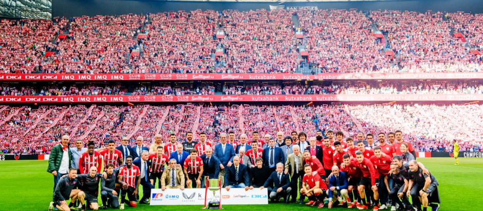 Los jugadores y demás personalidades del Athletic posan con la Copa del Rey antes del partido frente al Villarreal
