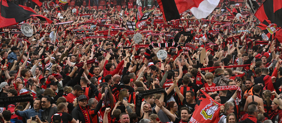 Los aficionados del Leverkusen celebran la Bundesliga en el Bay Arena