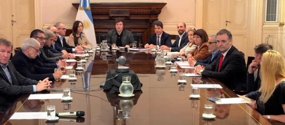 Javier Milei (c), durante una reunión de gabinete que incluyó al embajador israelí en el país, Eyal Sela (6i), este domingo, en Buenos Aires (Argentina)