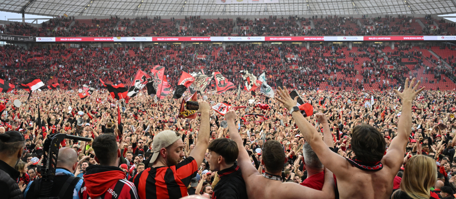 Los aficionados del Leverkusen saltaron al césped para celebrar la primera Bundesliga de su historia