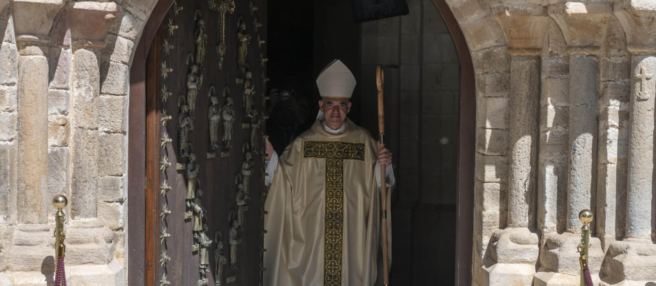 El obispo de Santander, Arturo Ros, durante el cierre de la Puerta del Perdón en la clausura del Año Jubilar Lebaniego en el monasterio de Santo Toribio de Liébana.