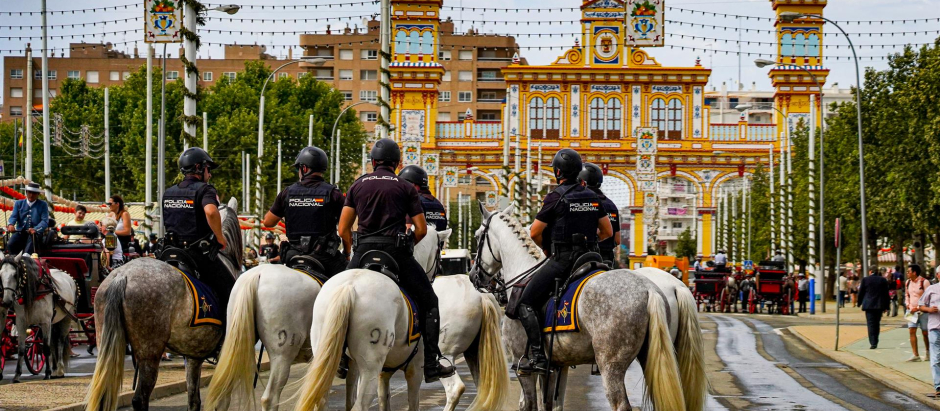 Policías a caballo en el real de la Feria de Abril de Sevilla