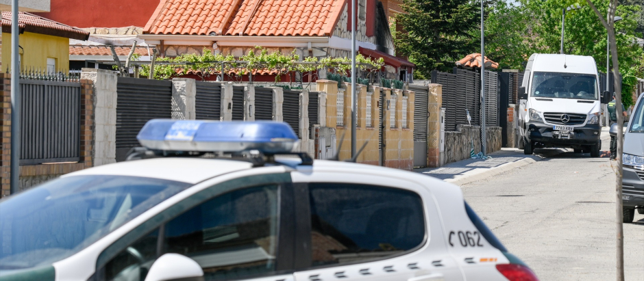 Un vehículo de la Guardia Civil en la vivienda donde se produjo el triple crimen