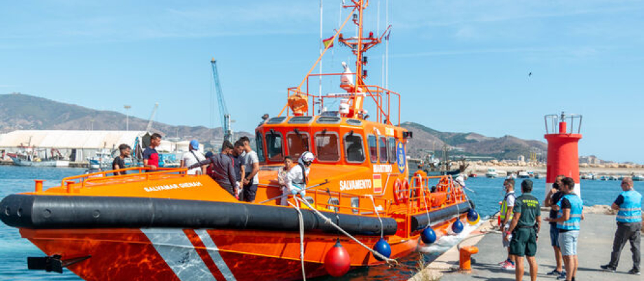 Rescatados 24 inmigrantes de una patera cerca de la costa de Granada
