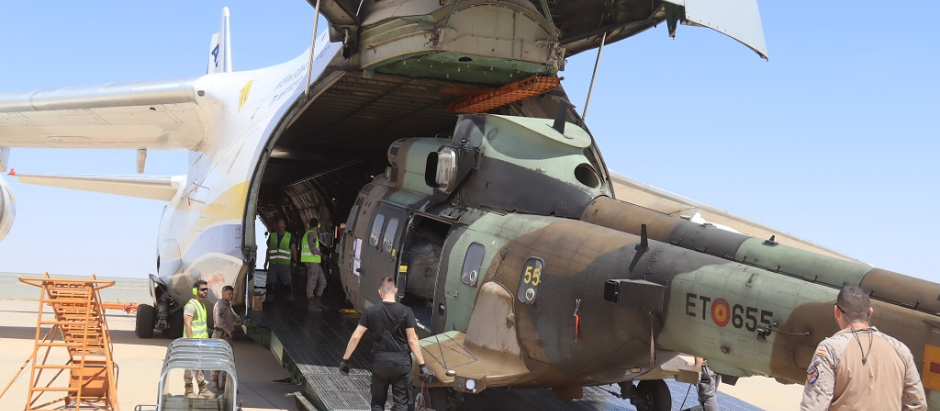 Descarga de uno de los ‘Chinook’ españoles a su llegada a Irak