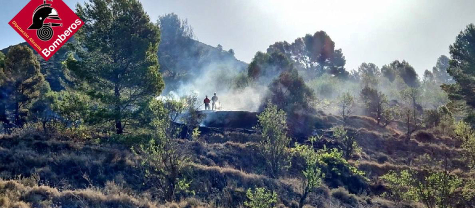 Imagen del incendio en la sierra de Benasau (Alicante)