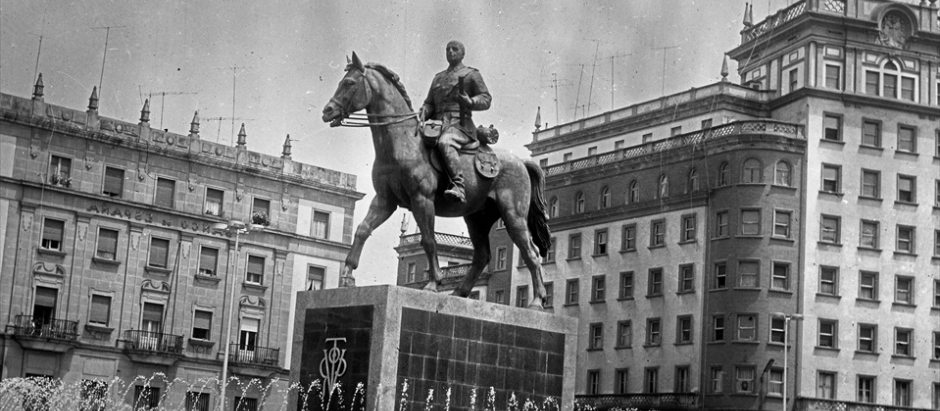 Estatua de Franco en Ferrol, su ciudad natalEuropa Press / Europa Press
(Foto de ARCHIVO)
22/7/1971