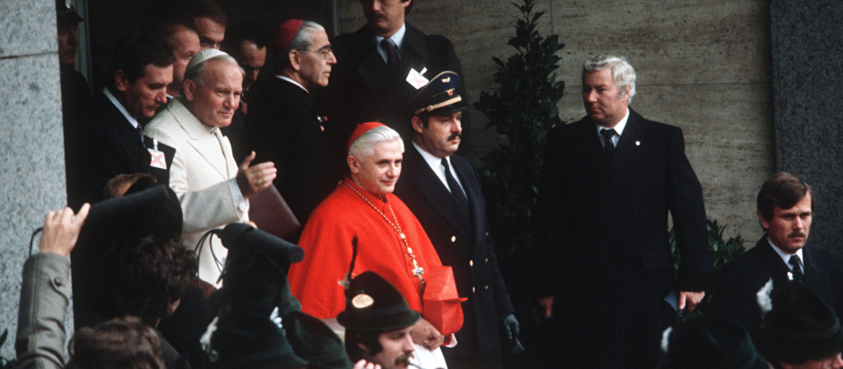 Joseph Ratzinger, junto a Juan Pablo II durante un viaje a Colonia en 1980