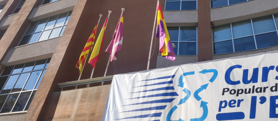 Bandera republicana en el Ayuntamiento de Sant Adrià del Besòs