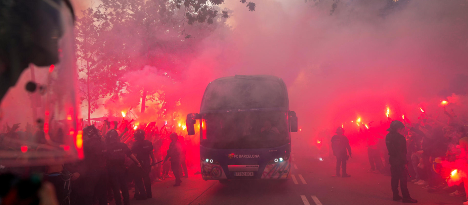 Recibimiento de los hinchas del Barça al autobús de su equipo