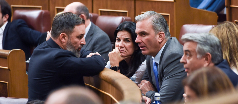 Santiago Abascal conversa con María Ruiz y Javier Ortega Smith en el Congreso