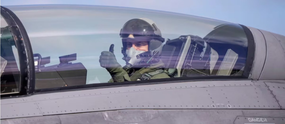 El ministro de Defensa argentino Luis Petri en un F-16