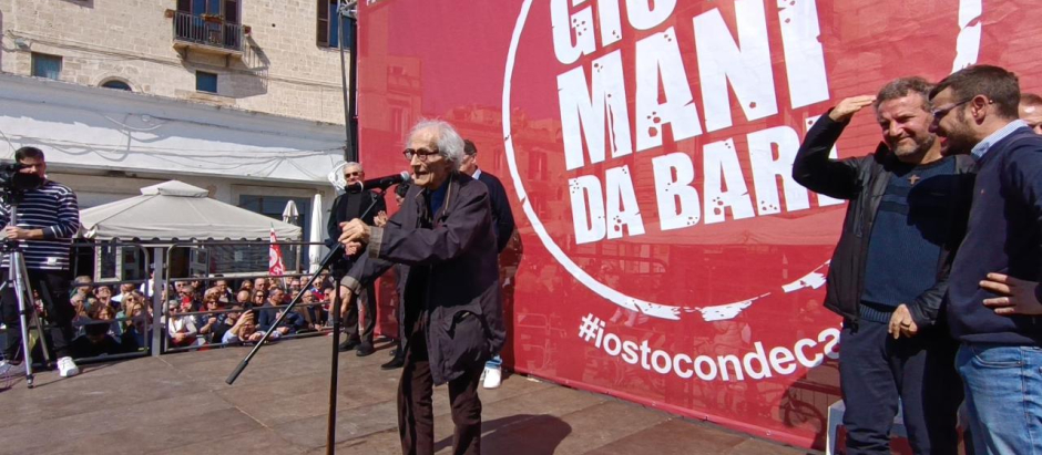 Luciano Canfora habla durante la manifestación en la Piazza del Ferrarese en Bari, Italia