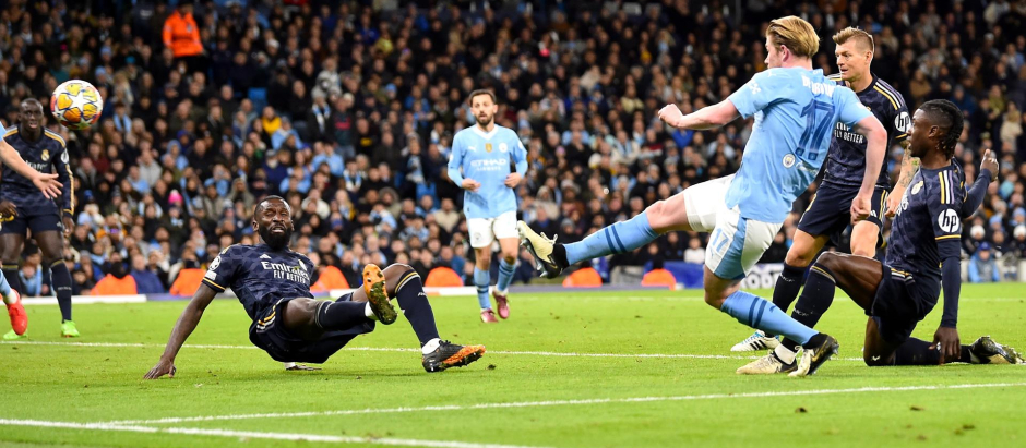 Kevin de Bruyne del Manchester City anota el 1-1 durante el partido de vuelta de los cuartos de final de la Liga de Campeones