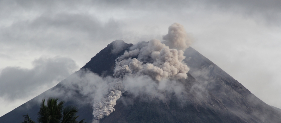 Monte Merapi en erupción, en Indonesia