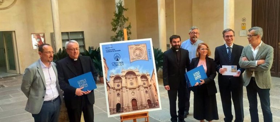 Correos presenta el sello que conmemora el V Centenario de la Catedral de Granada
