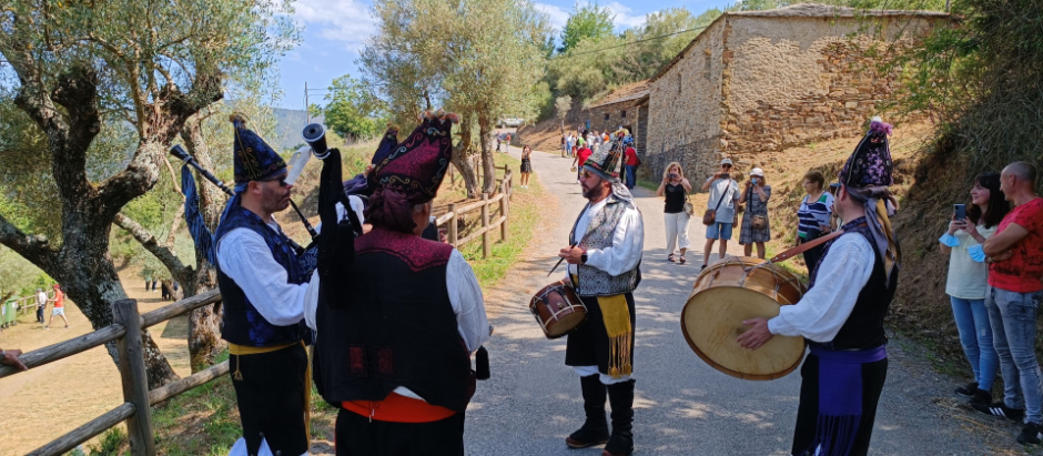 La música tradicional no falta en las fiestas de Galicia como en la Muestra del Aceite de Quiroga