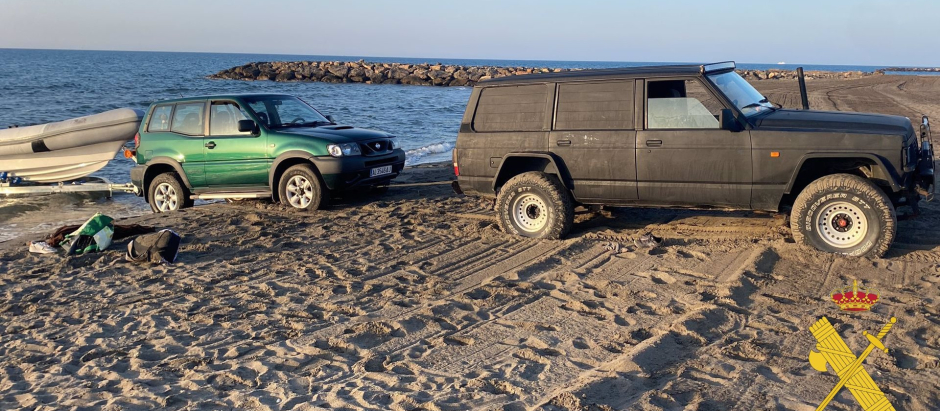 Los dos terrenos incautados preparados para remolcar la narcolancha en la playa de Costacabana, en Almería
SOCIEDAD ANDALUCÍA ESPAÑA EUROPA ALMERÍA
GC