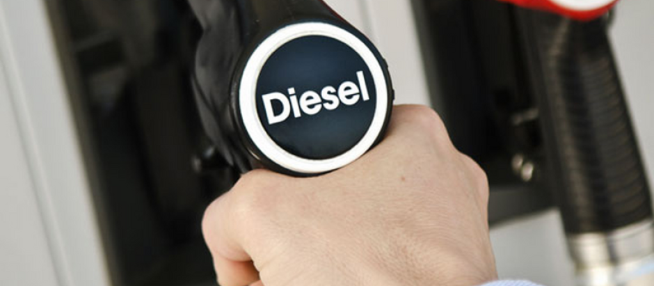 Conductor escoge carburante diésel para su coche