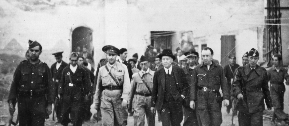 Francisco Largo Caballero visita el asedio del Alcázar de Toledo, acompañado de oficiales y milicianos