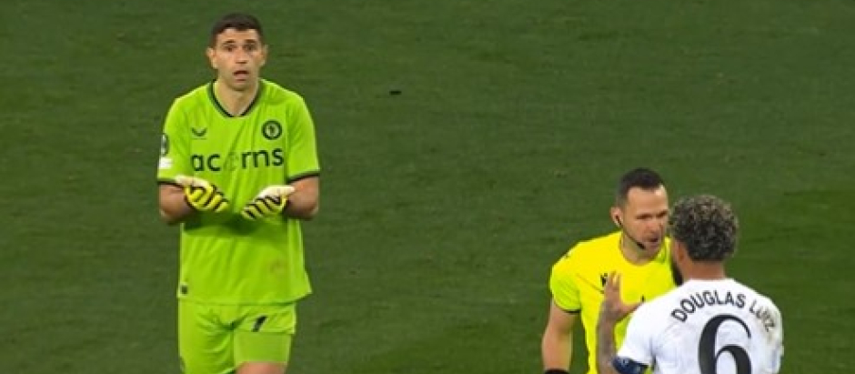El Dibu Martínez vio una amarilla en el minuto 38, y otra durante la tanda de penaltis
