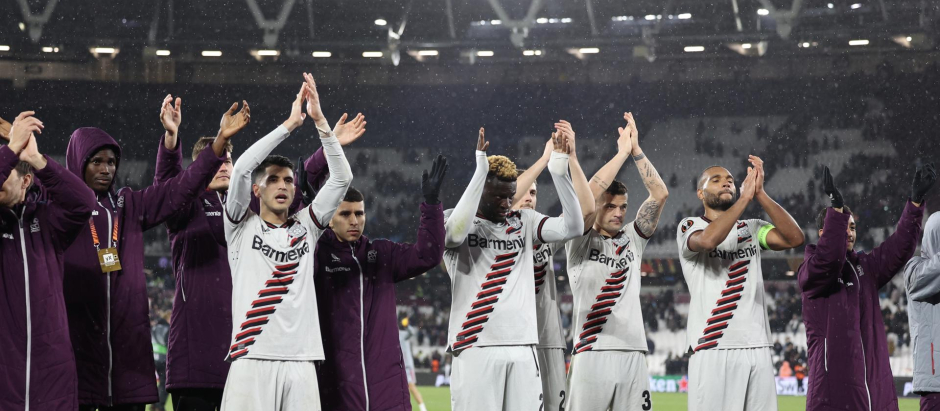 Los jugadores del Leverkusen celebran la clasificación a semifinales