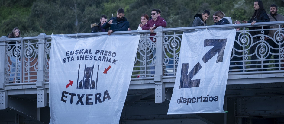 Algunas de las pancartas que los jóvenes de 'Revuelta' colocaron en el Puente de Deusto de Bilbao