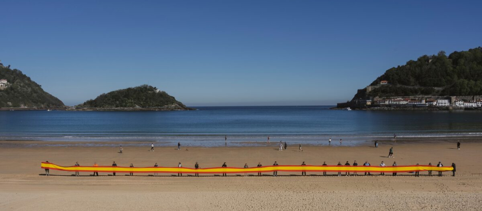 Bandera de España desplegada en la playa de La Concha, en San Sebastián