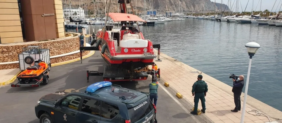 Una de las embarcaciones intervenidas en la operación 'Izabela' contra el narcotráfico de hachís en Roquetas de Mar (Almería)