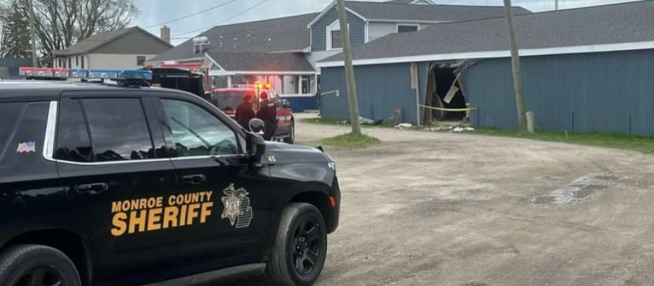 La policía investiga en el lugar del accidente en Michigan