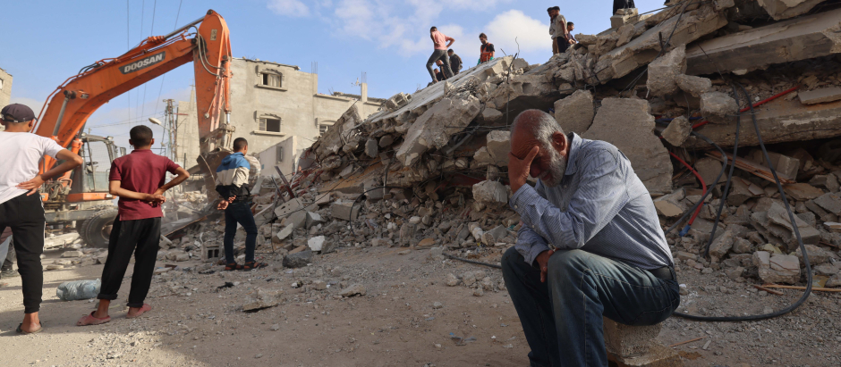 Un palestino tras un bombardeo israelí nocturno en Rafah, en la Franja de Gaza