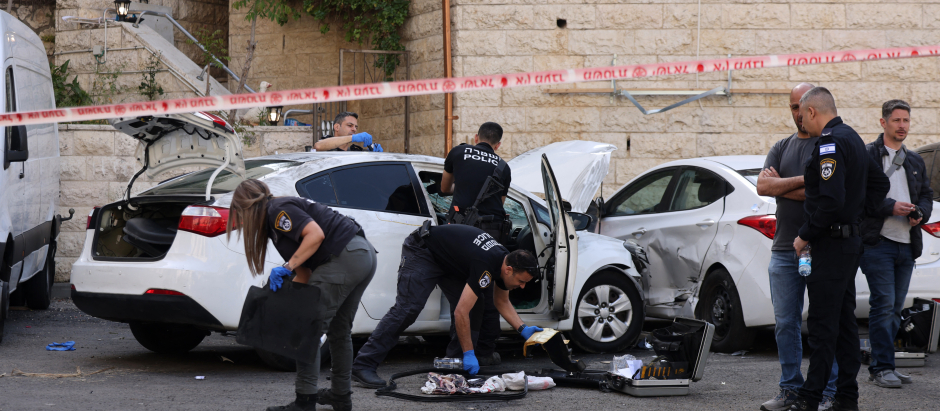 La Policía israelí acordona el lugar de un ataque con embestida en Jerusalén