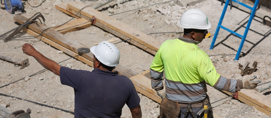 Dos obreros durante la construcción de una obra