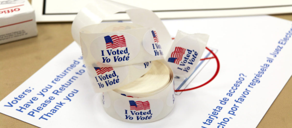 Pegatinas de “I voted” en inglés y español en Virginia, EE. UU., Noviembre de 2014