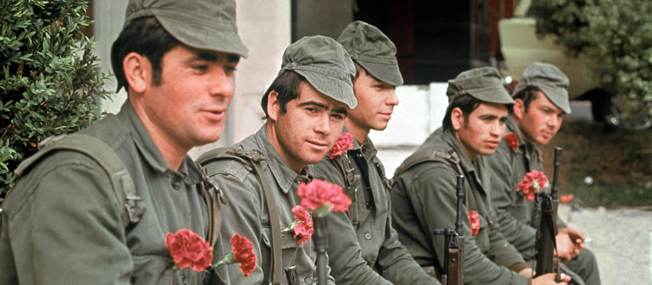 Los claveles son el símbolo de la Revolución realizada por los militares que puso fin a 48 años de gobierno dictatorial