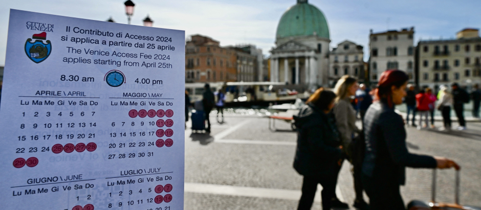 Una persona muestra un calendario de días para visitar Venecia