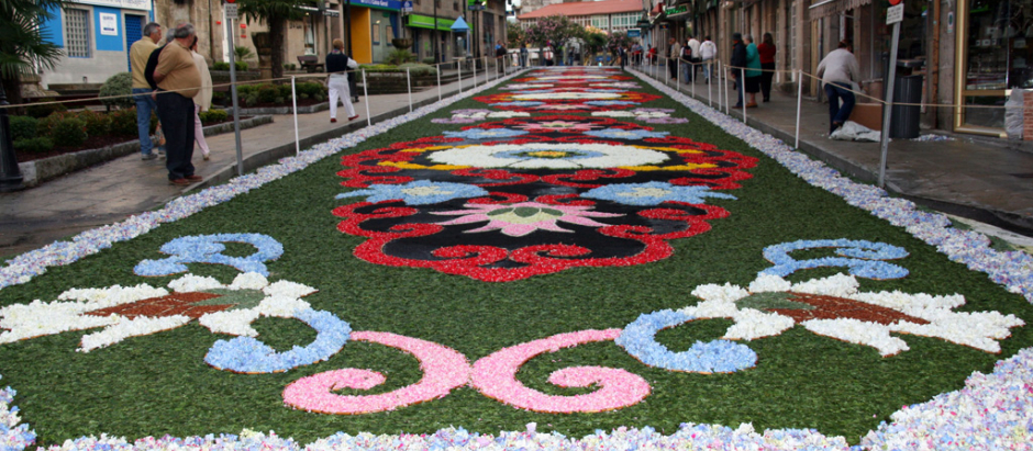 Unas de las alfombras florales realizadas en Ponteareas