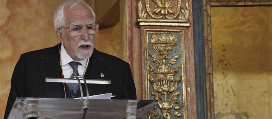 El escritor español Luis Mateo Díez pronuncia un discurso tras recibir el Premio Cervantes 2023