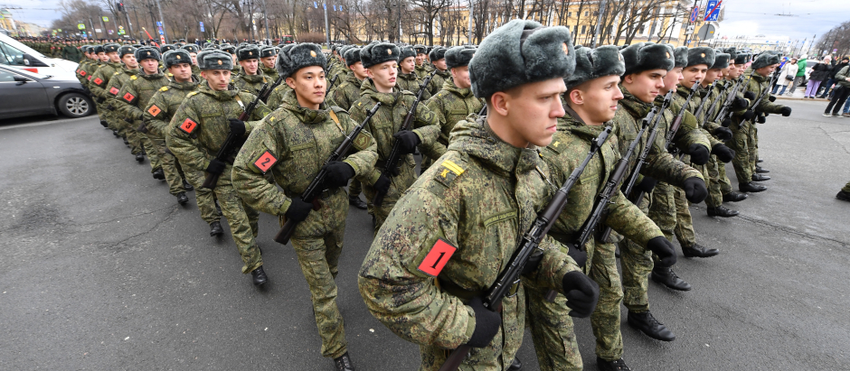 Cadetes rusos se preparan para el desfile de la victoria en Moscú